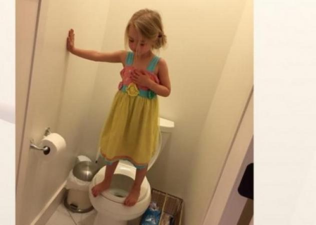 Λύγισε όταν κατάλαβε γιατί η κόρη της στεκόταν επάνω στην τουαλέτα
