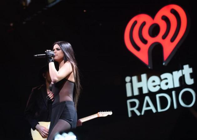 Oh la la Selena Gomez! Καυτή εμφάνιση, δυο μήνες μετά την αποκάλυψη για τις χημειοθεραπείες