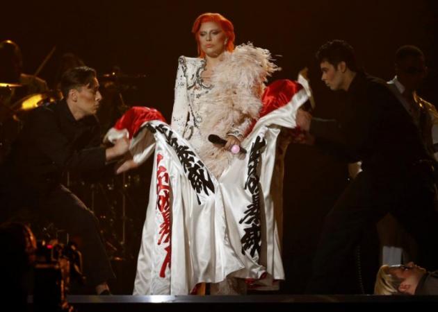 Grammys 2016: Οι μεγάλοι νικητές, η συγκινητική Lady Gaga, τα απρόοπτα και… οι απουσίες