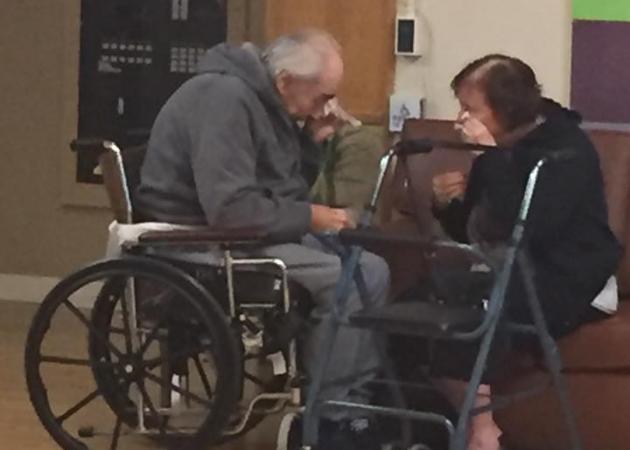 Ραγίζει καρδιές η φωτογραφία του ηλικιωμένου ζευγαριού – Τους χώρισαν μετά από 62 χρόνια γάμου!