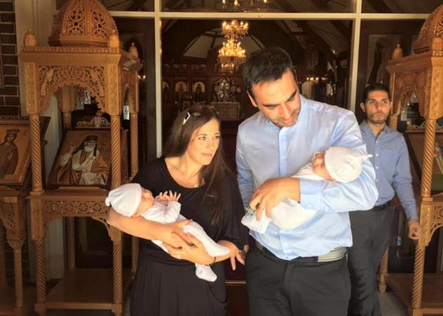 Συγκινεί ο Κώστας Γρίμπιλας – Στην εκκλησία με τα δίδυμα μωρά του! Φωτογραφίες