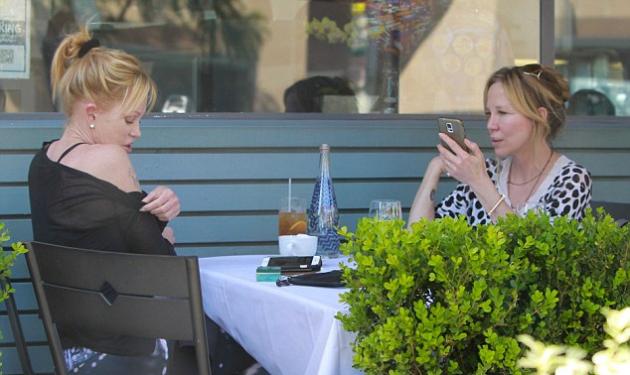 Melanie Griffith: Έκανε laser για να σβήσει το τατουάζ με το όνομα του Antonio και το δείχνει σε φίλη της!