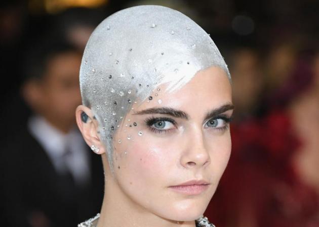 Η Cara Delevingne έχει τώρα τιρκουάζ μαλλιά!