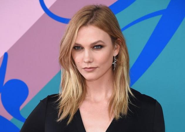 Η Karlie Kloss με γαλλικό μανικιούρ! Με άλλα λόγια: το γαλλικό επέστρεψε!