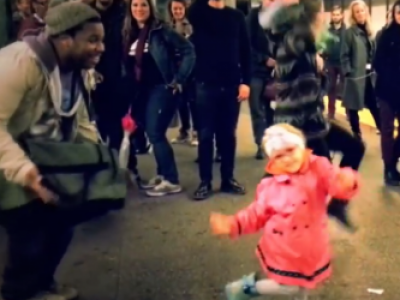 Το κοριτσάκι που ξεσήκωσε το μετρό της Νέας Υόρκης με τα χορευτικά του