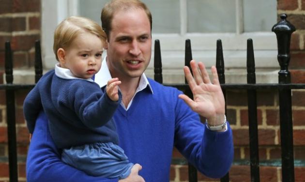 Ο πρίγκιπας George στην αγκαλιά του πατέρα του! Επισκέφθηκε τη νεογέννητη αδελφή του!