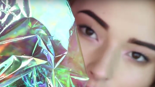 Holographic highlighter: πώς να δώσεις απίστευτη λάμψη στα ζυγωματικά σου