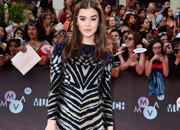 Ποιο είναι το styling trick που η Hailee Steinfeld λατρεύει;