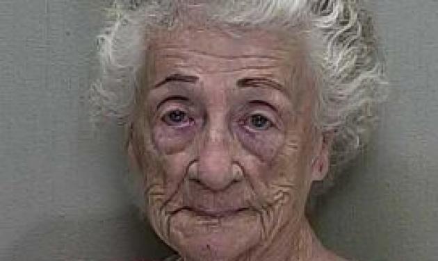 92χρονη ερωτευμένη, πυροβόλησε το γείτονα γιατί δεν τη φίλησε!