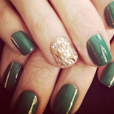 5 | Πράσινα νύχια με glitter στον παράμεσο