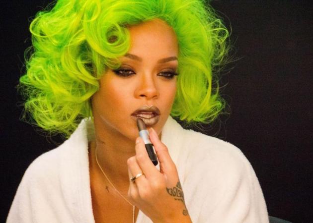 H Rihanna φωτογραφίζεται για το νέο Viva Glam της MAC! Σου έχουμε backstage photos!