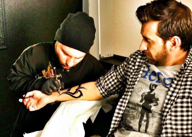 Θάνος Πετρέλης: “Χτύπησε” τατουάζ για χάρη μιας γυναίκας! Φωτό