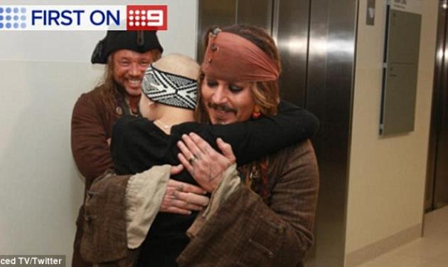 Συγκινεί ο Johnny Depp! Έκανε έκπληξη σε άρρωστα παιδάκια, ντυμένος Jack Sparrow!