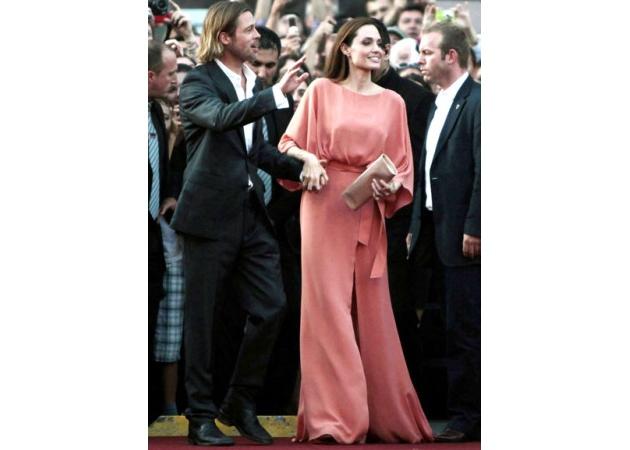 Τί φοράει η Angelina Jolie;