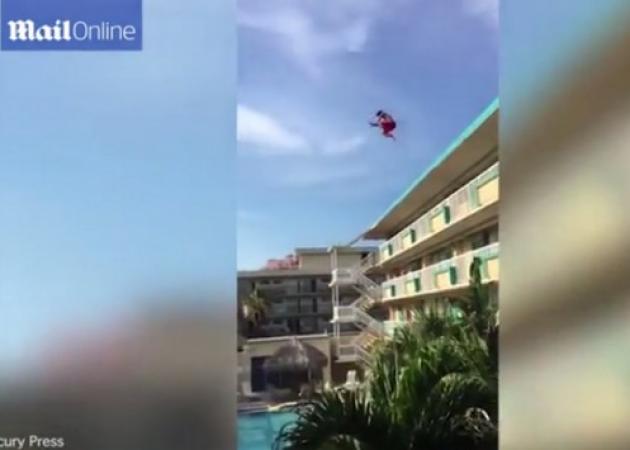 Ρίσκαρε τη ζωή του! Βούτηξε από ταράτσα ξενοδοχείου στην πισίνα – Βίντεο