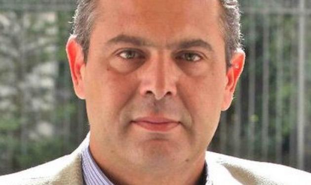 Κλωτσιές και μπουνιές στον Πάνο Καμμένο στο σημείο που δολοφόνησε ο χρυσαυγίτης τον Π. Φύσσα