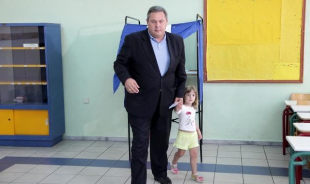 Δημοψήφισμα: Ο Πάνος Καμμένος πήγε να ψηφίσει με την κόρη του Πολύτιμη! Φωτογραφίες