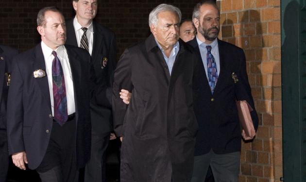 Οι πρώτες φωτογραφίες από τη σύλληψη του Strauss Kahn! Δέχθηκε εξέταση DNA