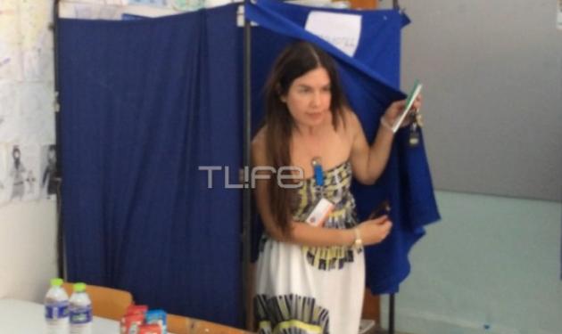 Κατερίνα Μουτσάτσου: Η όμορφη ηθοποιός και υποψήφια ευρωβουλευτής ψήφισε στην Αίγινα! Φωτό και βίντεο