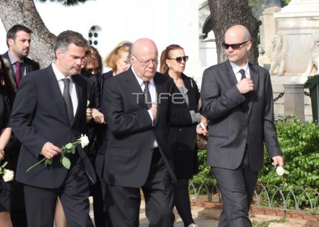Συντετριμμένος ο Γιώργος Κατσαρός στην κηδεία της γυναίκας του