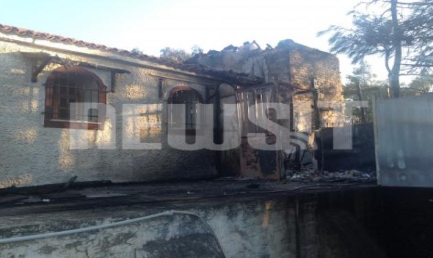 Εικόνες καταστροφής – Στάχτη και καμμένα σπίτια άφησε η πυρκαγιά στο Μαρκόπουλο
