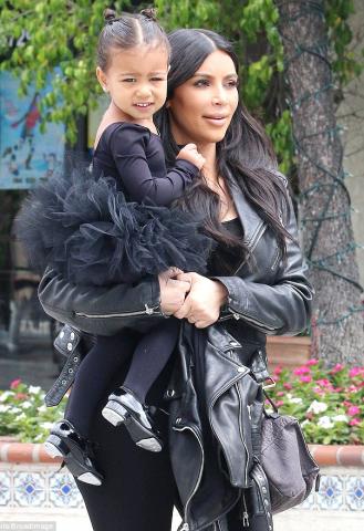 Kim Kardashian: Στο μπάνιο με την κόρη της! Φωτογραφία