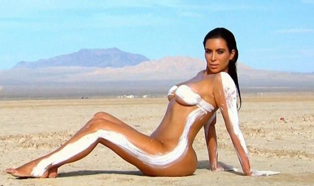 Kim Kardashian: Ποζάρει γυμνή στην έρημο και αποκαλύπτει τις ανασφάλειες για το κορμί της!