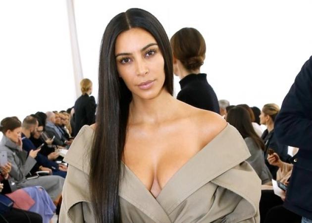 Αυτό το trend είναι huge! Η Kim Kardashian εντελώς αμακιγιάριστη στο Paris fashion week!