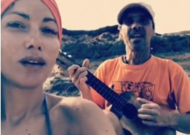 Κλέλια Ρένεση: Μετά το “καυτό” video clip τραγουδά στην παραλία με τον Manu Chao! [vid]