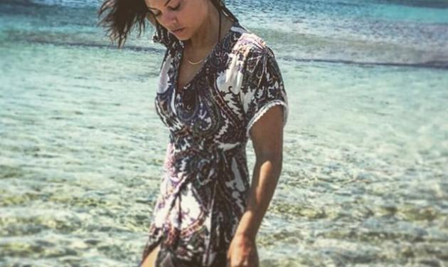 Μαρία Κορινθίου: Γιατί μπήκε με τα ρούχα στη θάλασσα;