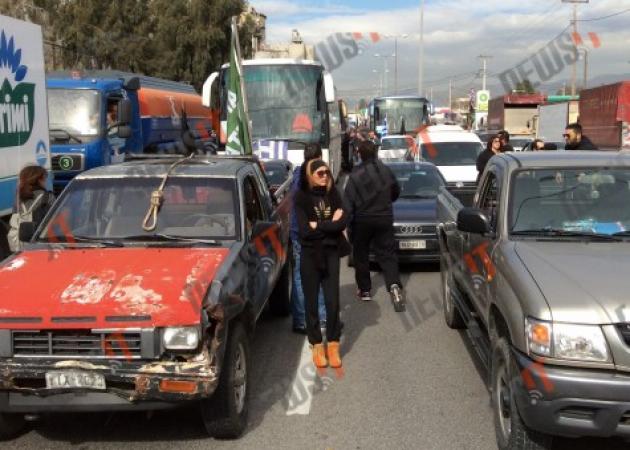 Η ξανθιά αγρότισσα στο κομβόι για την Αθήνα,που μαγνήτισε τα βλέμματα όλων!