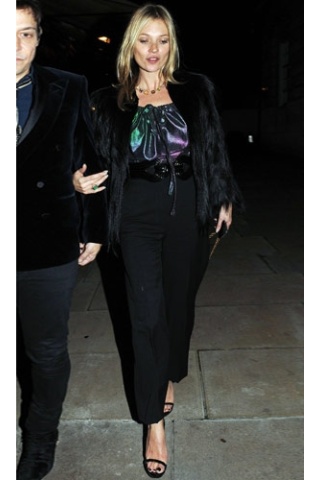 H Kate Moss με γούνινο πανωφόρι