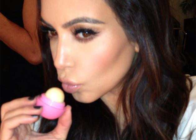 Χαμός με το αγαπημένο lip balm της Kim Kardashian! Καταναλώτρια καταγγέλει ότι της έκανε ζημιά στα χείλη!