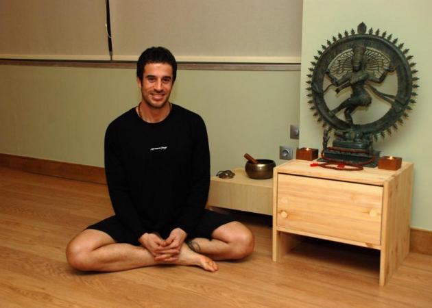 Ο Κ. Χαραντινιώτης σου δείχνει τις 5 βασικές ασκήσεις yoga που χρειάζεται να ξέρεις!