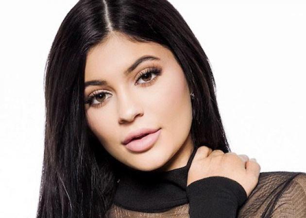 Η Kylie Jenner μας δίνει την τέλεια έμπνευση για το μακιγιάζ μας στο χριστουγεννιάτικο τραπέζι!