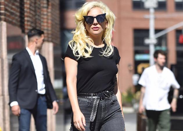 To outfit της Lady Gaga έδειχνε basic μέχρι που προσέξαμε το αριστερό της παπούτσι