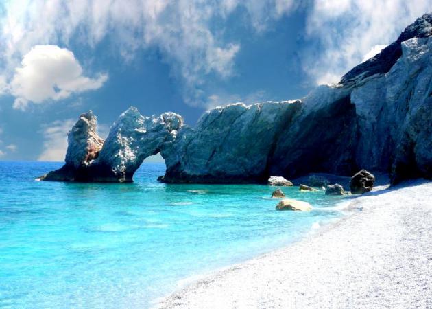 Σκιάθος: Η παραλία που μαγεύει και τα 10 καλύτερα ελληνικά νησιά για το 2016!