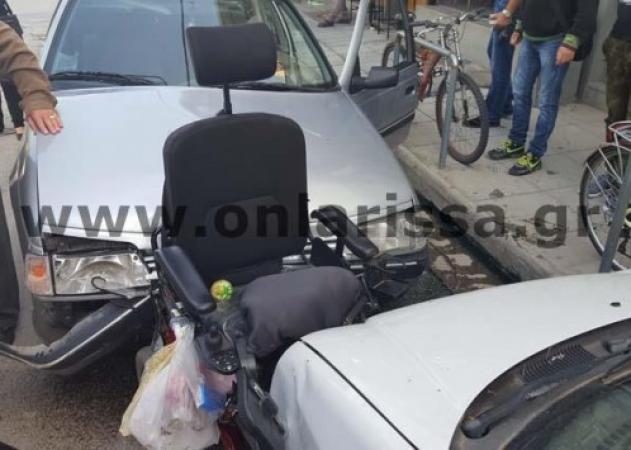 Σοκαριστικό τροχαίο στη Λάρισα: Αυτοκίνητο παρέσυρε παραπληγικό σε αναπηρικό αμαξίδιο