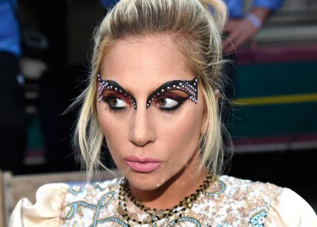 Lady Gaga: με μάσκα προσώπου και στο show του Tommy Hilfiger!