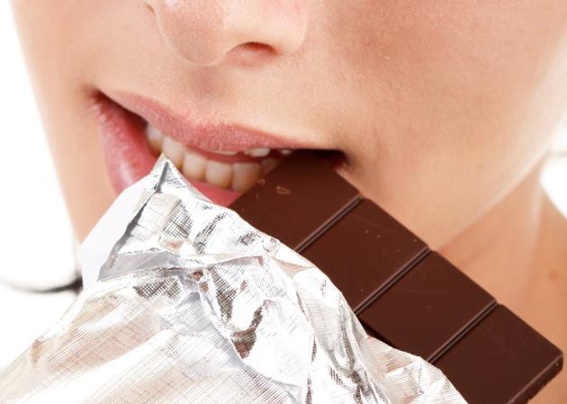 Αγγελική: ”Τρώω σοκολάτα μια φορά την εβδομάδα. Να την αντικαταστήσω με ένα από τα 5 γεύματα της ημέρας ή δεν χρειάζεται;”