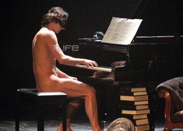 Διάσημος Έλληνας ηθοποιός παίζει πιάνο… γυμνός στη σκηνή!