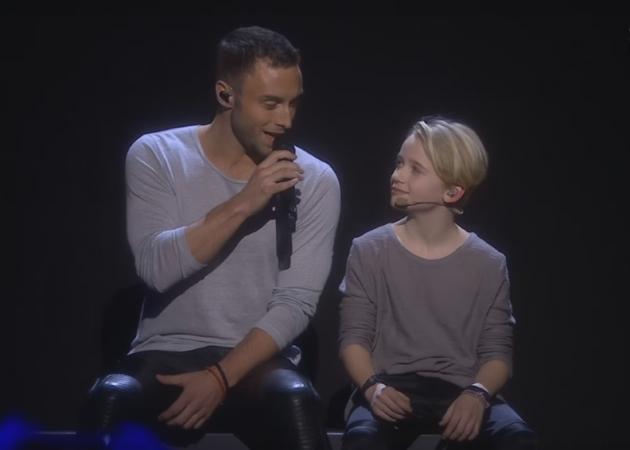 Eurovision 2016: Ο περσινός νικητής τραγούδησε το “Heroes” κατά του bullying κρατώντας το χέρι ενός παιδιού!