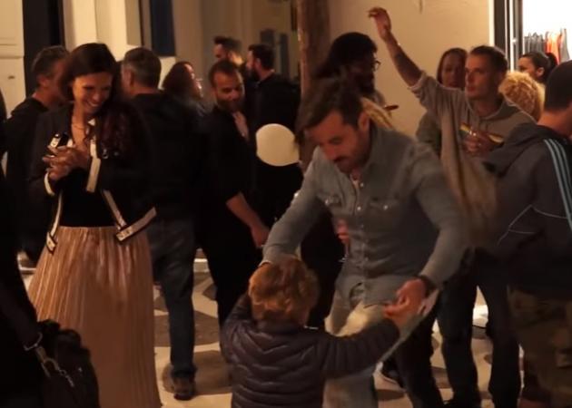 Γιώργος Μαυρίδης: Ξέφρενος χορός στα σοκάκια της Μυκόνου με τον μικρό τoυ φίλο! [vid]