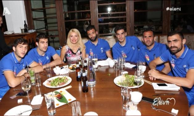Ελένη Μενεγάκη: Η συνάντηση με τους παίχτες της Εθνικής, ανήμερα της γιορτής της! Φωτογραφίες