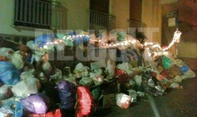 Που μας…κατάντησαν! Οι κάτοικοι στόλισαν τα… σκουπίδια με φωτάκια στον Πειραιά!
