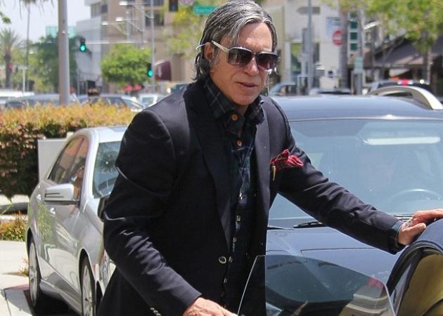 Mickey Rourke: Αγνώριστος (ξανά) και με chic ντύσιμο στο Beverly Hills! Φωτογραφίες