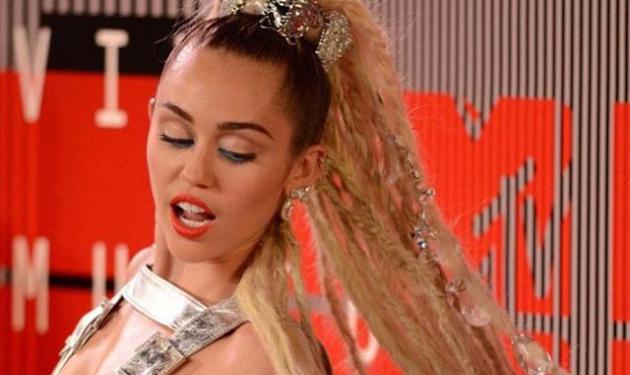 Miley Cyrus: Έσπασε το Intermet με την topless φωτογραφία στο κρεβάτι της!