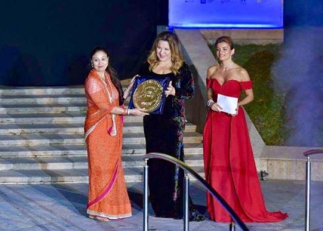 Δέσποινα Μοιραράκη: Η βασίλισσα των χαλιών βραβεύτηκε στην Ισπανία! [pics]