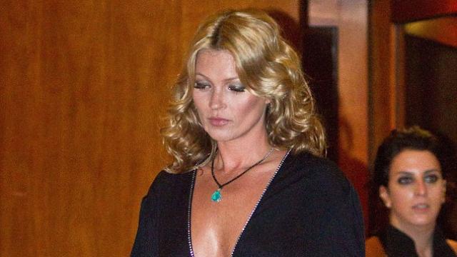 Η Kate Moss σε φιλανθρωπική βραδιά με αποκαλυπτικό φόρεμα…