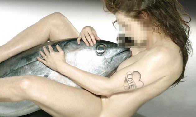 Ποια 48χρονη διάσημη ηθοποιός πόζαρε ολόγυμνη αγκαλιά με ένα ψάρι!